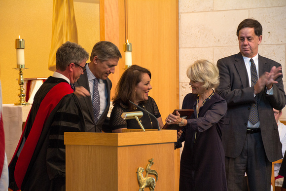 Wendy Barron, Saints Award Co Chair, presents the Edwards with the 2014 Saints Award